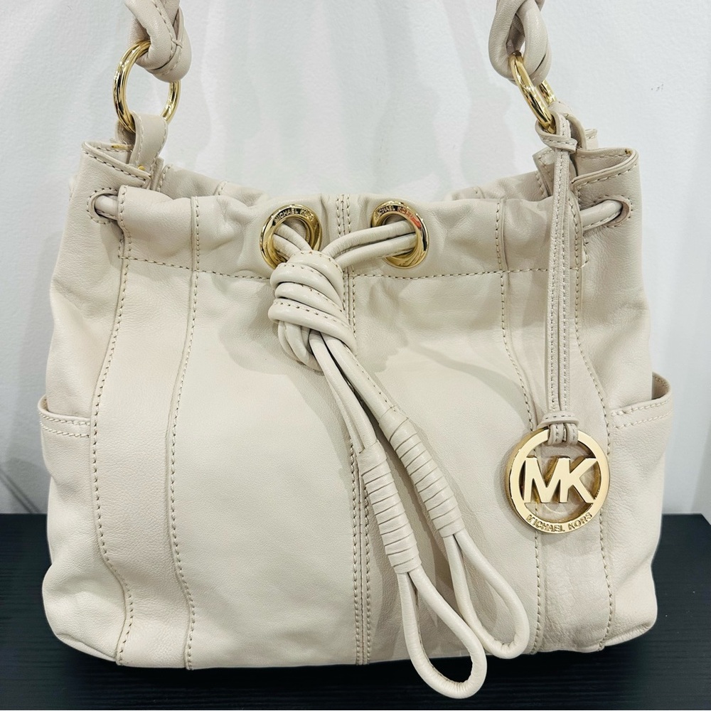 🤍✨ MICHAEL KORS Beige Leather Shoulder Bag with Gold Accents